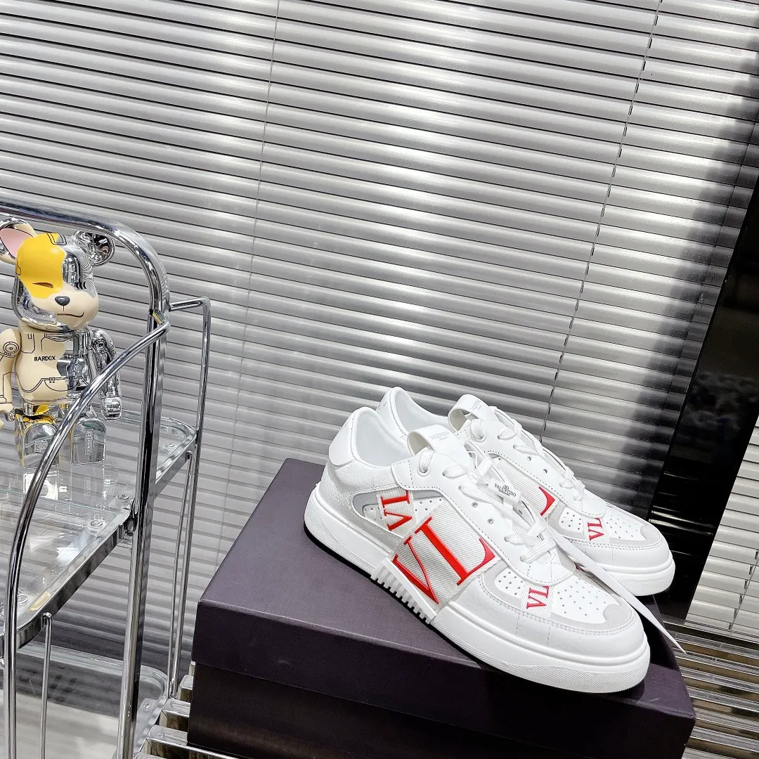 👟👟Ex-factory price 600👟👟 Valentino ONE STUD calfskin lace-up sneakers. Soft suede low-top sneakers, classic and versatile, couple's sneakers, special goods, worth buying! A pair of simple shoes with unique details will save you from the difficulty of dressing. OneStud sneakers, with quilted plaid and oversized rivets, create an eye-catching punk style and get rid of the heavy feeling of this season's clothing. Upraise calfskin derby shoes, with exquisite leather construction and simple silhouette, and smooth lines set the tone of coolness, are a versatile item in the wardrobe. There are more Valentino boutique shoes waiting for you to unlock! It’s time to get the shoes you’ve been coveting for a long time! Officially on sale 7,+++ - Seven straps, decorated with metallic rubber effect. Decoration on the back and tongue. Size 35-44.